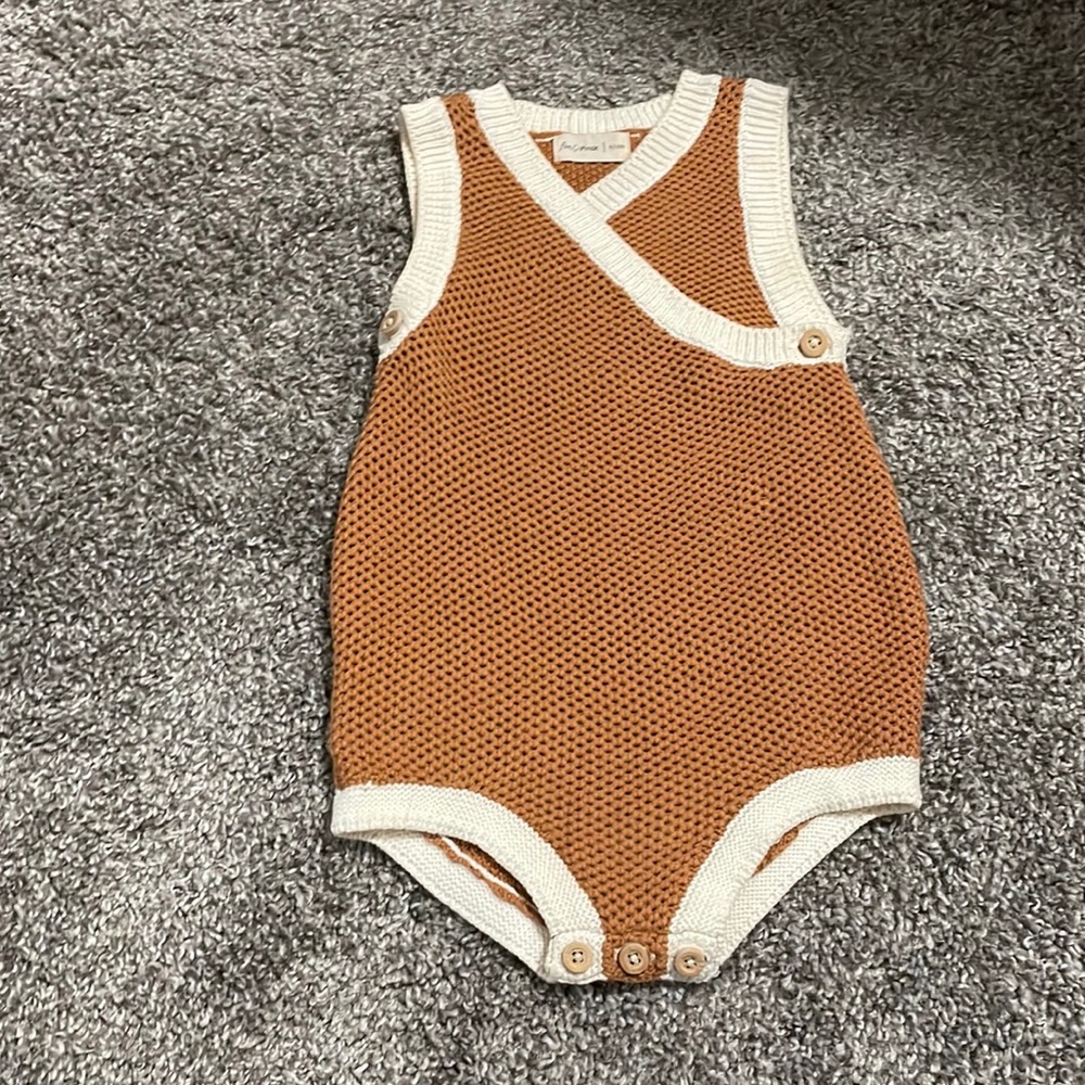 Fin & Vince knit romper with wood buttons 6/12 months. Excellent condition.